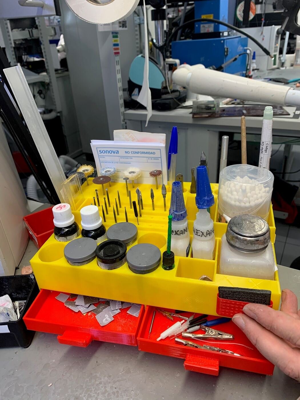 Prototipo de la caja en un puesto de reparación, con las herramientas colocadas